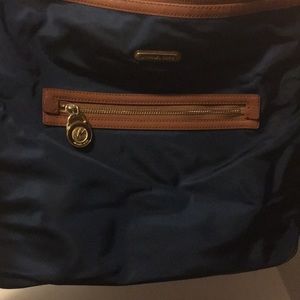 Michael Kors Navy color shoulder bag.